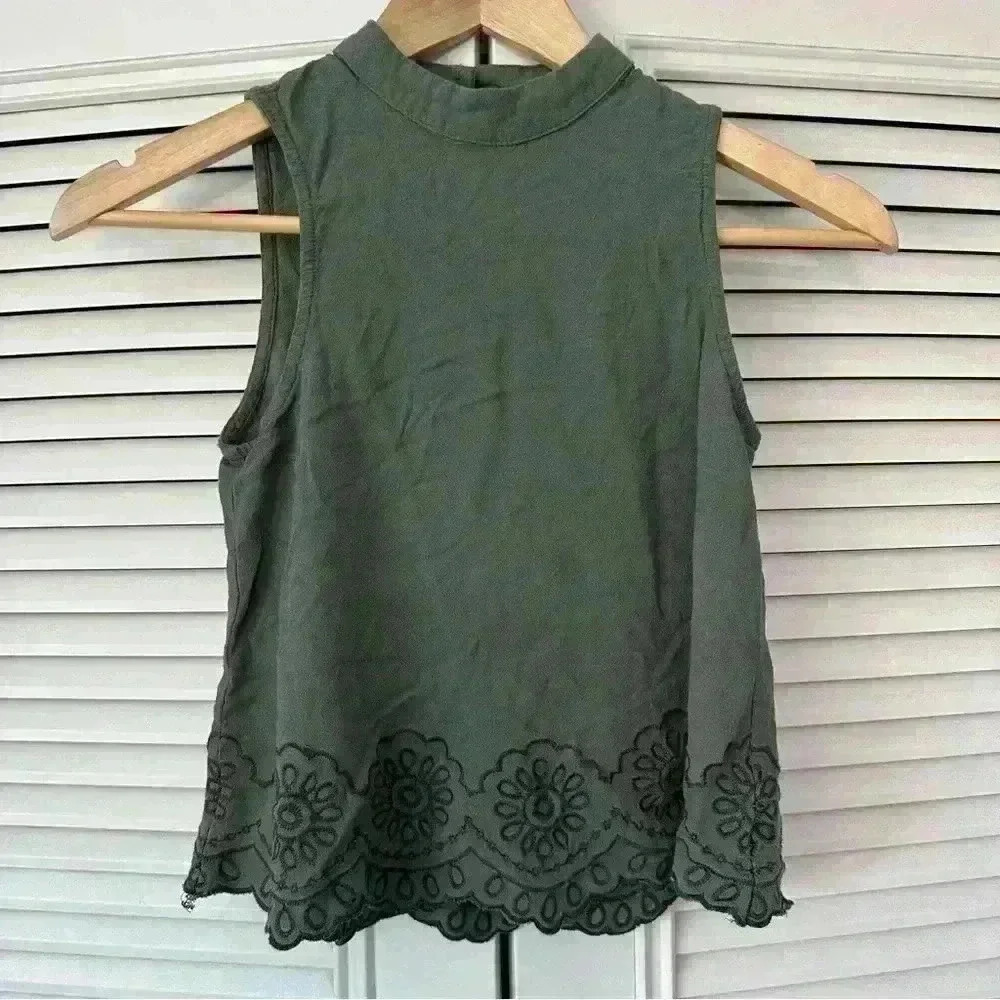 Intu green rayon tank XS embroidered floral button back mock neck crop cropped